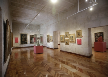 La pinacoteca alberga 17 cuadros del siglo XVIII, de la Escuela Cusqueña.
