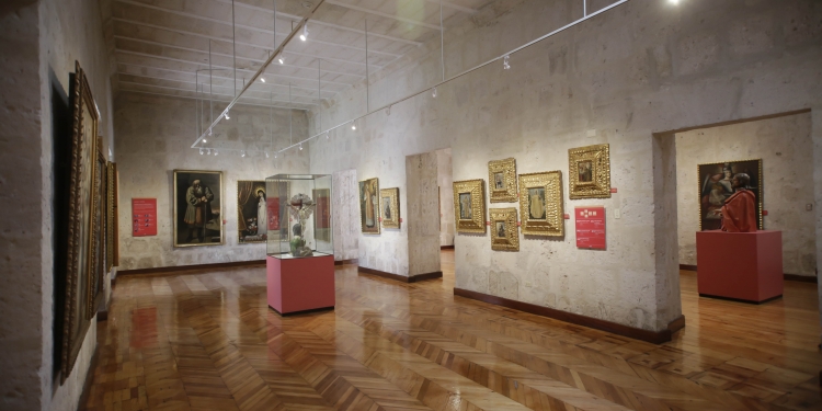 La pinacoteca alberga 17 cuadros del siglo XVIII, de la Escuela Cusqueña.
