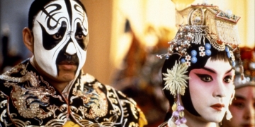 La cinta presenta la historia de dos huérfanos acogidos en casa de un maestro de arte dramático chino, lugar conocido como la “Ópera de Pekín”.