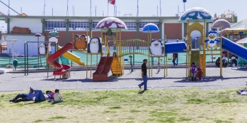 Así luce el denominado Ecoparque Ccoritos II en el Cono Norte abierto en setiembre del 
2015. Los juegos recreativos y figuras de dinosaurios lucen maltratados, en medio 
de rezagos de lo que hace poco eran áreas verdes.