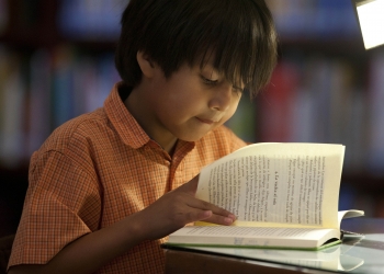 Habituar a los niños en la lectura es una obligación de la familia.