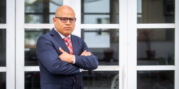 José Carlos Requena pertenece al Grupo de Análisis Político 50+1 y es magíster en Humanidades por la Universidad Estatal de Carolina del Norte, magíster en Historia por la PUCP y también obtuvo el título de Comunicador Social por la Universidad Mayor de San Marcos.