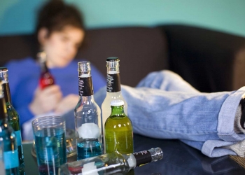 Muchas veces el alcohol es la ruta de escape que usa el adolescente para evadir problemas emocionales o familiares.