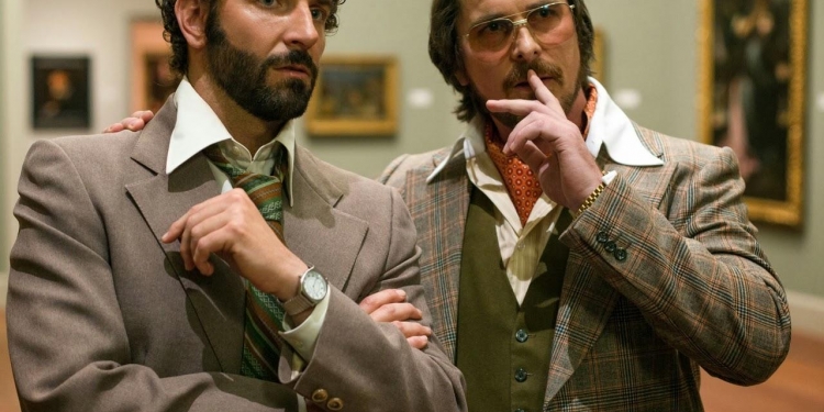 Bradley Cooper y Christian Bale protagonizan una película que narra parte de una época llena de estafadores de la más baja calaña.