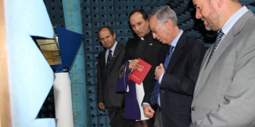 Autoridades de la UCSP durante la ceremonia 
de bendición de la cámara anecoica.