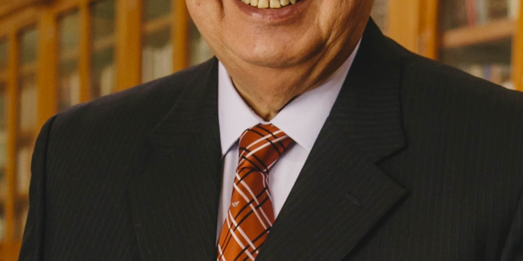 Alan Wagner Tizón es diplomático y abogado de profesión. Fue secretario general de la 
Comunidad Andina de Naciones; ministro de Relaciones Exteriores; y agente diplomático 
del Estado peruano ante la Corte Internacional de Justicia en La Haya, en el caso 
de la delimitación marítima entre Perú y Chile.