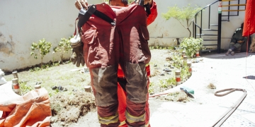 Este es el estado de los trajes de protección personal que usan los bomberos en sus intervenciones diarias.