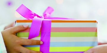 Un regalo especial trae consigo un mensaje de cariño para quien lo recibe.