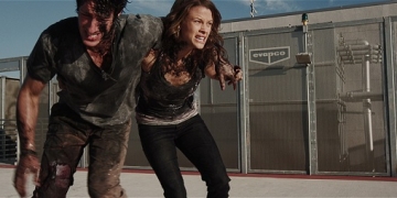 Una pareja que viaja a Los Ángeles es despertada por temblores y luces azules muy brillantes. Pronto se darán cuenta de que están en medio de una invasión alienígena.