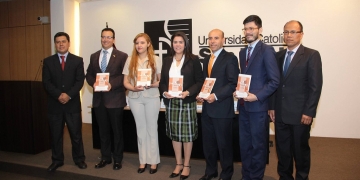 Coautores del libro tras la presentación.