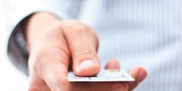 La tasa promedio de interés anual en el Perú por deudas con tarjeta de crédito es de 45.43 %.