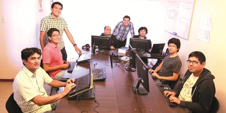 Equipo desarrollador de Inkalabs, uno de los nuevos centros tecnológicos que funciona en Arequipa.