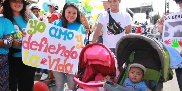 Diego Torrico y Fabiola García con su hija, Vania (dormida), marchando por la vida.