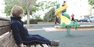 El espíritu de autonomía e independencia no puede devenir en soledad. Criar a un niño solitario es criar a un niño infeliz.