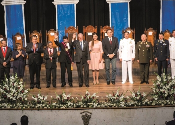 Al igual que en el 2016, una comitiva del Ejecutivo participó en la sesión solemne por el aniversario de Arequipa.