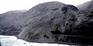 Parte del cerro cedió y cayó sobre la carretera Panamericana Sur (Foto: Tercera División de Arequipa).