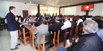 Yamila Osorio y Pablo de la Flor explicaron a los alcaldes de Arequipa los alcances de la reconstrucción con cambios.