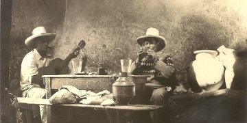 Solía haber mesas grandes flanqueadas por bancas. No faltaba algún cantor que acompañaba el deleite de comer picantes y beber chicha en cogollo.