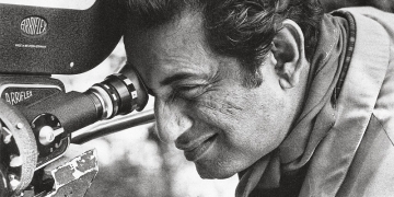 Satyajit Ray nació en Calcuta el 2 de mayo de 1921 y murió el 23 de abril de 1992 en la misma ciudad.