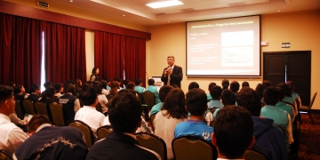 El doctor Iván Montes, en plena exposición.