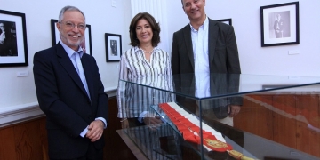 La banda presidencial que José Luis Bustamante y Rivero lució cuando asumió el Gobierno del Perú, en 1945, es resguardada en Arequipa, su tierra natal, por la Universidad Católica San Pablo (UCSP). 
El valioso objeto se exhibe en el museo de bienes del expresidente, que se ha instalado en el Centro de las Artes de la UCSP. 
En el 2014, la UCSP recibió la biblioteca de Bustamante y Rivero, que consta de más de dos mil documentos, como discursos, declaraciones y testimonios del expresidente. Esta donación también comprende fotografías y cerca de tres mil cartas escritas entre 1919 y 1989, que incluyen su correspondencia del tiempo en que fue presidente de la República y de sus años de exilio, luego del golpe militar.