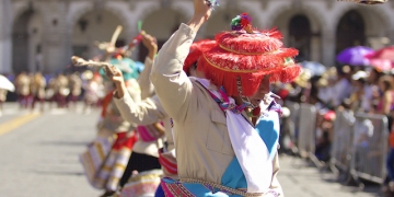 Las huaracas de los danzantes varones que buscan cortejar a las damas ponen la nota de suspenso en cada baile.