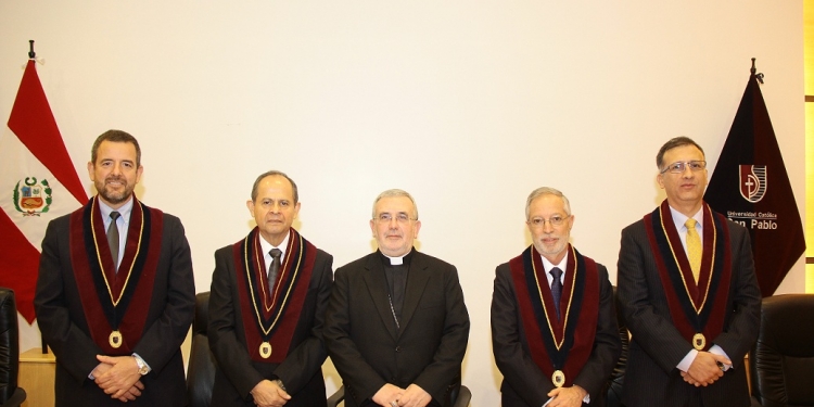 La sesión solemne por el aniversario de la UCSP contó con la presencia del arzobispo de Arequipa, monseñor Javier del Río Alba.