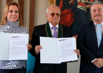 La firma del convenio entre EsSalud y la UCSM.