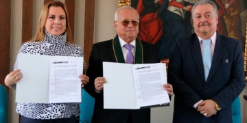 La firma del convenio entre EsSalud y la UCSM.