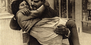 Svetlana, en brazos de su padre, Stalin, en 1935.