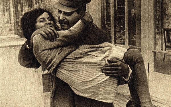 Svetlana, en brazos de su padre, Stalin, en 1935.