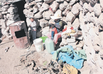 En el interior de la región, la pobreza afecta hasta el 74 % de la población en distritos como Chachas (Castilla) o Cayarani (Condesuyos).