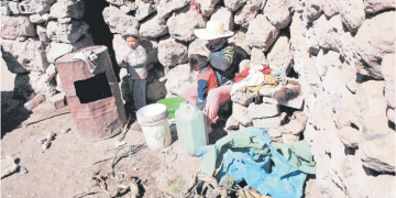 En el interior de la región, la pobreza afecta hasta el 74 % de la población en distritos como Chachas (Castilla) o Cayarani (Condesuyos).