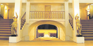 Por muchos años, la calle donde se encuentra el Teatro Fénix era conocida como calle del Teatro, luego se cambió a General Morán.