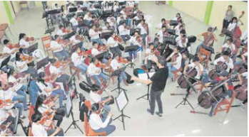 La mayoría de los instructores de Sinfonía por el Perú son integrantes de las orquestas más importantes de la ciudad, como la Sinfónica de Arequipa.