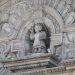 En la fachada de la iglesia de La Compañía, una pequeña escultura llama la atención por ser la de un hombre que parece predicar y que lleva la peluca clásica de la época virreinal.