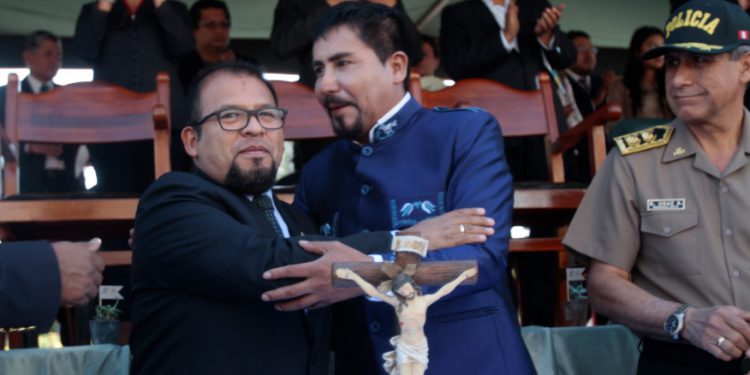 Para la autoridad universitaria, tanto Omar Candia como Elmer Cáceres aún no cumplen con el encargo de gobernar la provincia y la región Arequipa.
