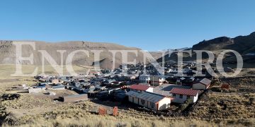 A Paúl le toma más de siete horas viajar desde Arequipa y sortear una trocha agreste en un bus repleto para llegar a la escuela Nº 40395, donde es profesor.