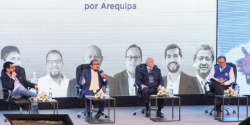 El alcalde provincial Omar Candia, hizo pública la propuesta del gremio empresarial durante su participación en el Congreso Anual sobre la Región Arequipa (CARA 2019).