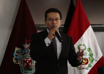Javier Rospigliosi intentó exponer las propuestas del Gobierno regional y terminó excusando la actuación de Elmer Cáceres Llica.