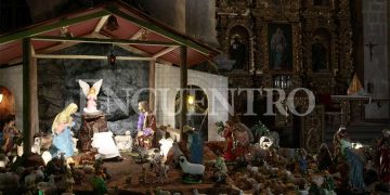 En iglesia de La Compañía de Jesús, podemos encontrar este singular belén al costado del altar mayor.