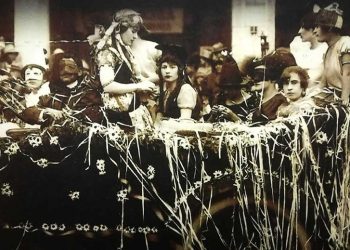 El Gran Corso de Carnaval que se realizaba en los años 50, culminaba en la Plaza de Armas de Arequipa, con el paso de diversos carros alegóricos y las reinas de los carnavales.