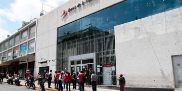 Empezó al pago del bono humanitario pero la baja bancarización no facilita el cobro a los beneficiarios.
