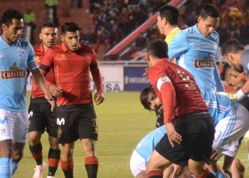 Rebaja de sueldos no llegará al futbol peruano. Al menos no por el momento.