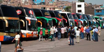 El transporte terrestre deberá reducir el número de pasajeros en los buses para reiniciar sus actividades.