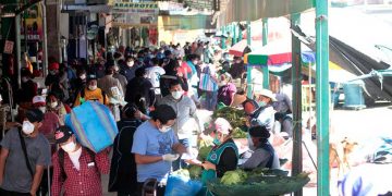 La autorización para que los varones circulen en las calles solo lunes, miércoles y viernes, contribuyó a reducir el público en los mercados.