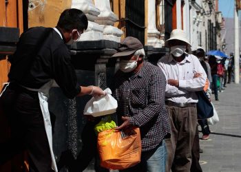 Cada día los comedores Santa Teresa de Calcuta y Beata Sor Ana de los Ángeles, a cargo del arzobispado de Arequipa, reparten 200 almuerzos a las personas más vulnerables de la ciudad.