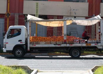 En medio de la cuarentena, aparecieron ‘comerciantes móviles’ que venden de todo en sus vehículos y van por los diferentes distritos de Arequipa.