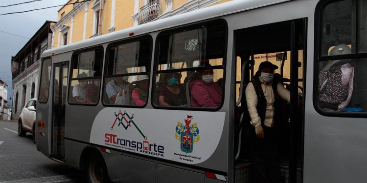 Protocolos sanitarios estrictos se aplicarán en reinicio de transporte público en Arequipa.