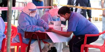 Esta mañana, personal de la Gerencia Regional de Salud y EsSalud aplicó pruebas rápidas a conductores y cobradores del transporte urbano y taxis, en puntos estratégicos de la ciudad.
